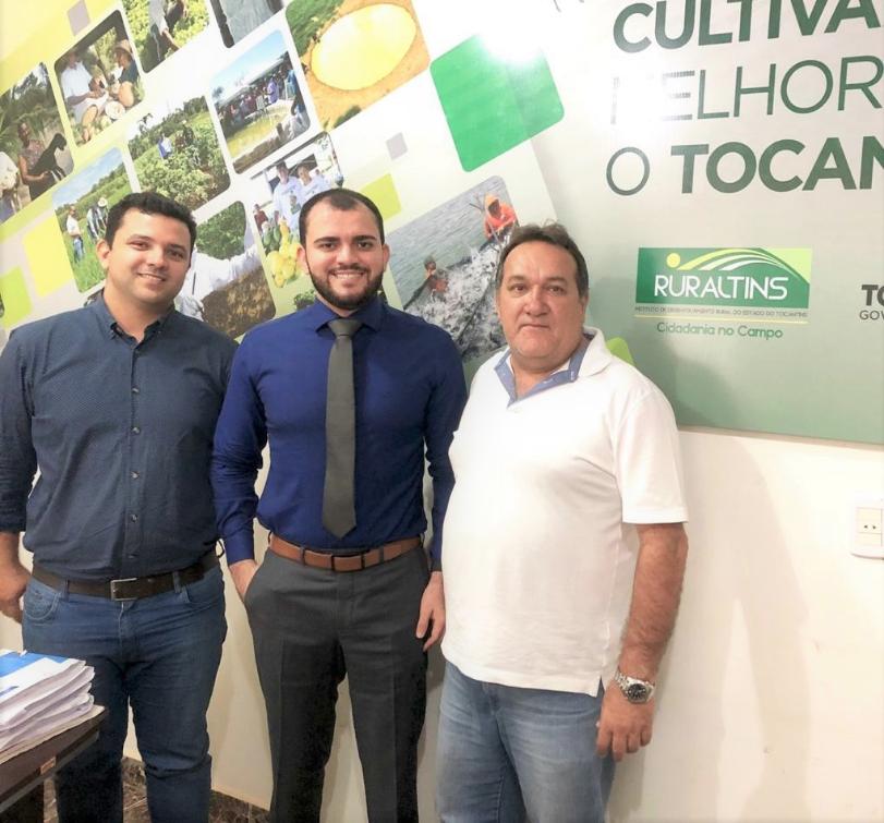 Deputado Léo Barbosa e Gilmar Cavalcante são recebidos pelo presidente do Ruraltins, Thiago Dourado.