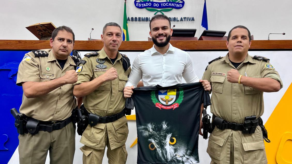 O deputado Léo recebeu uma camiseta do 6º BPM dos militares da unidade