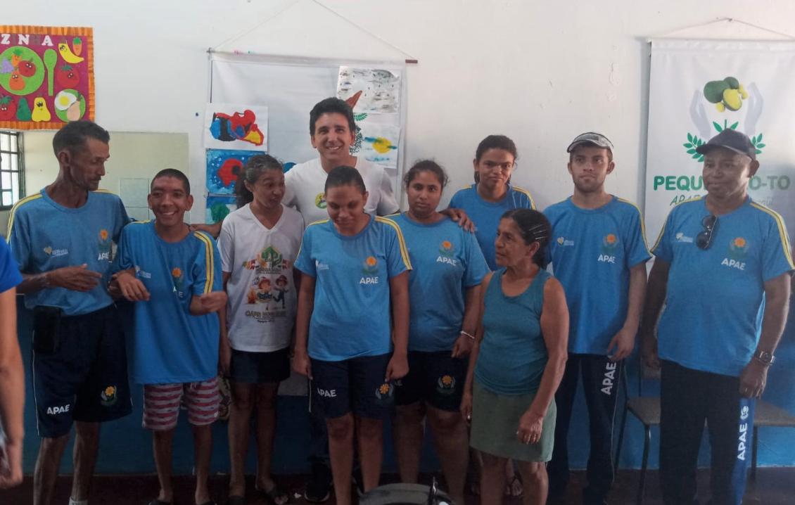 Professor Júnior Geo em visita a Apae de Pequizeiro.