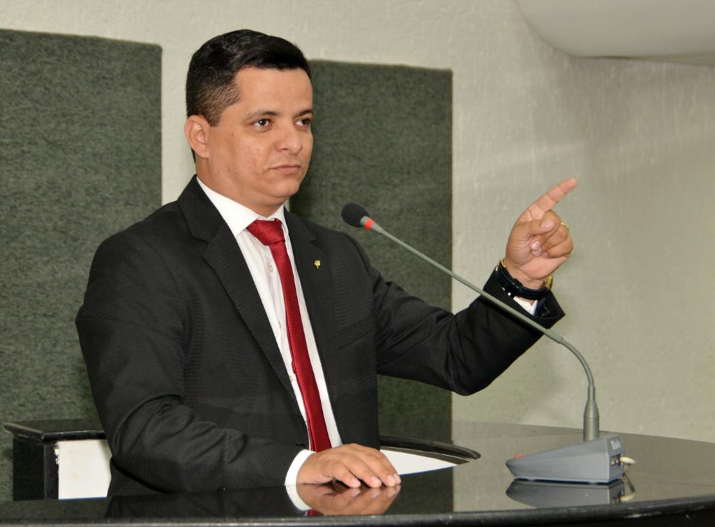 Lei criada por Jorge Frederico que acaba com taxa de religação de água e energia já está valendo