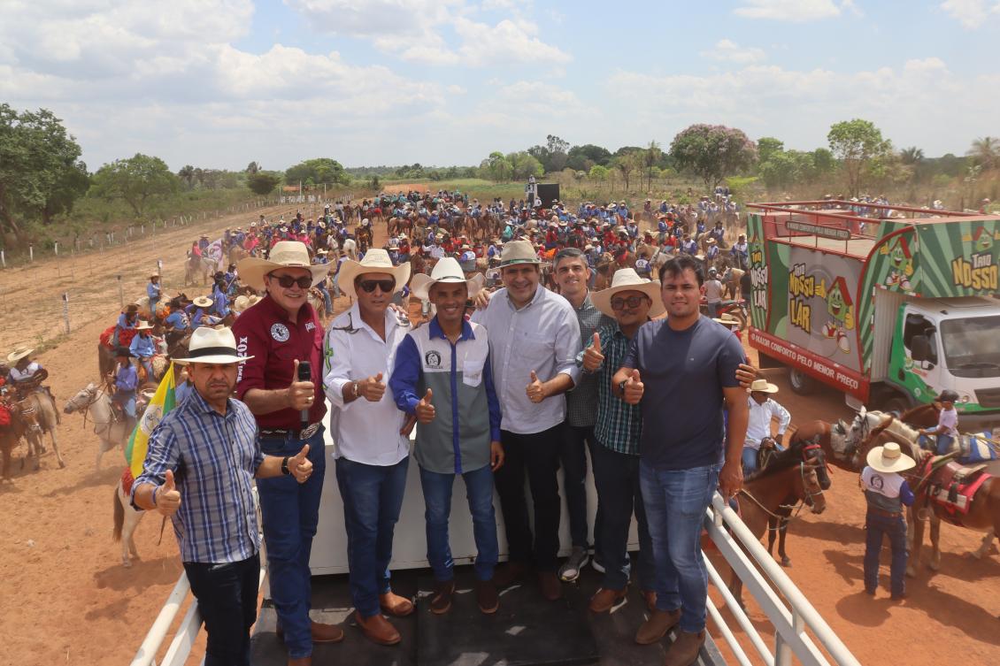 De cima do trio, o deputado acompanhou todo o percurso do evento