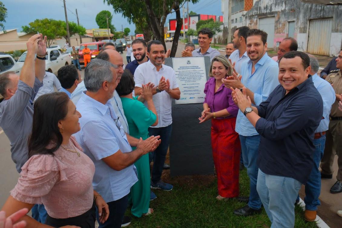 Ao lado de outras autoridades, Olyntho acompanhou a programação do aniversário de 53 anos de Guaraí