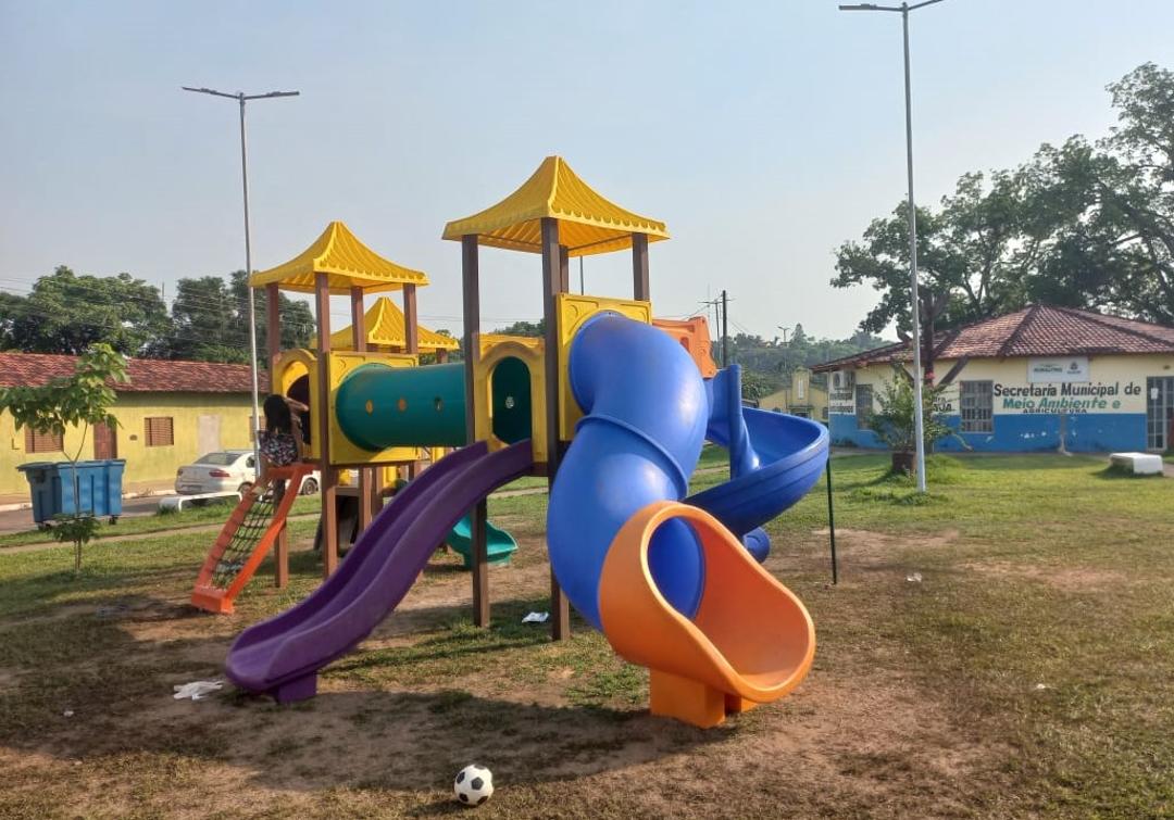 Dois parques infantis foram instalados na cidade de Itacajá.