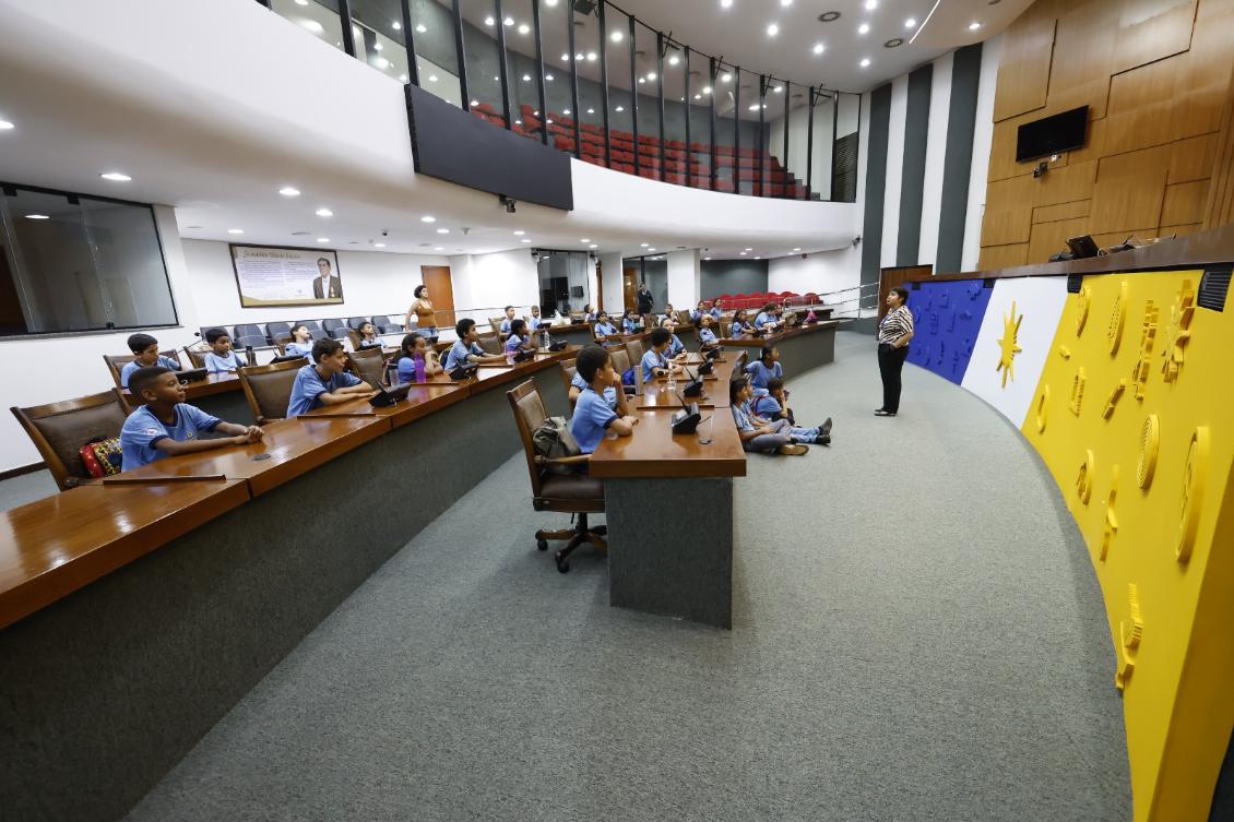Durante a visita, os 30 alunos do ensino fundamental conheceram de perto o funcionamento da Casa Durante a visita, os 30 alunos do ensino fundamental conheceram de perto o funcionamento da Casa