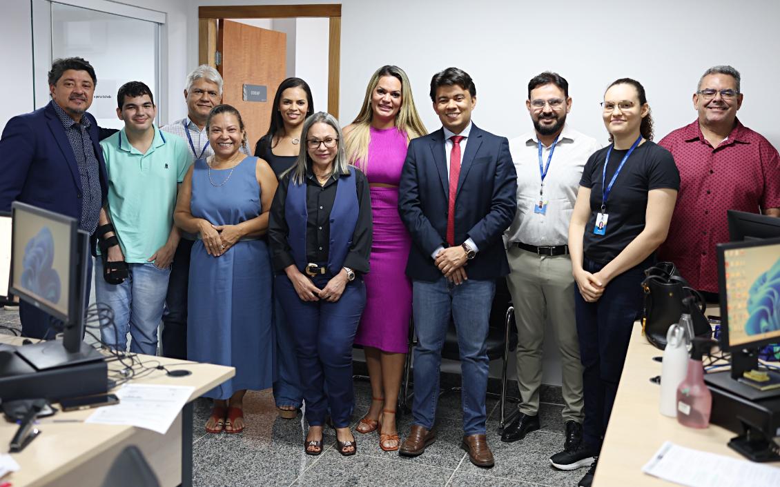 Irisfran (ao centro) posa para foto com servidores do RH