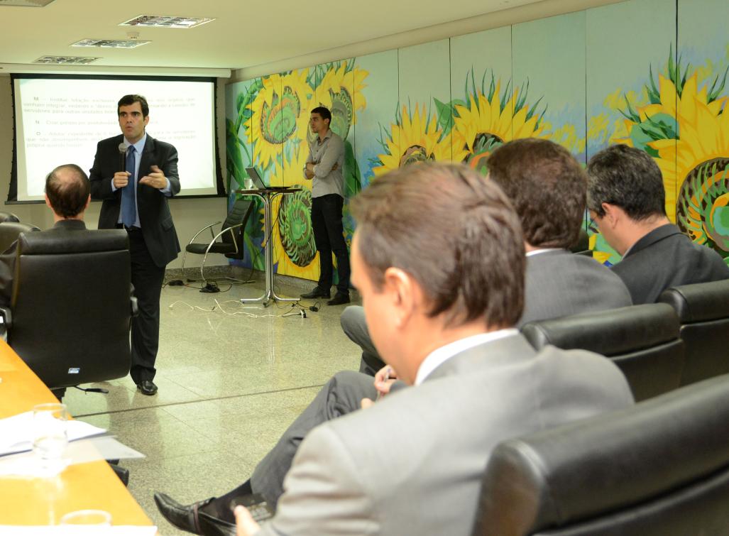 Deputado Ricardo Ayres apresenta relatório visando reestruturar carreiras públicas no Tocantins