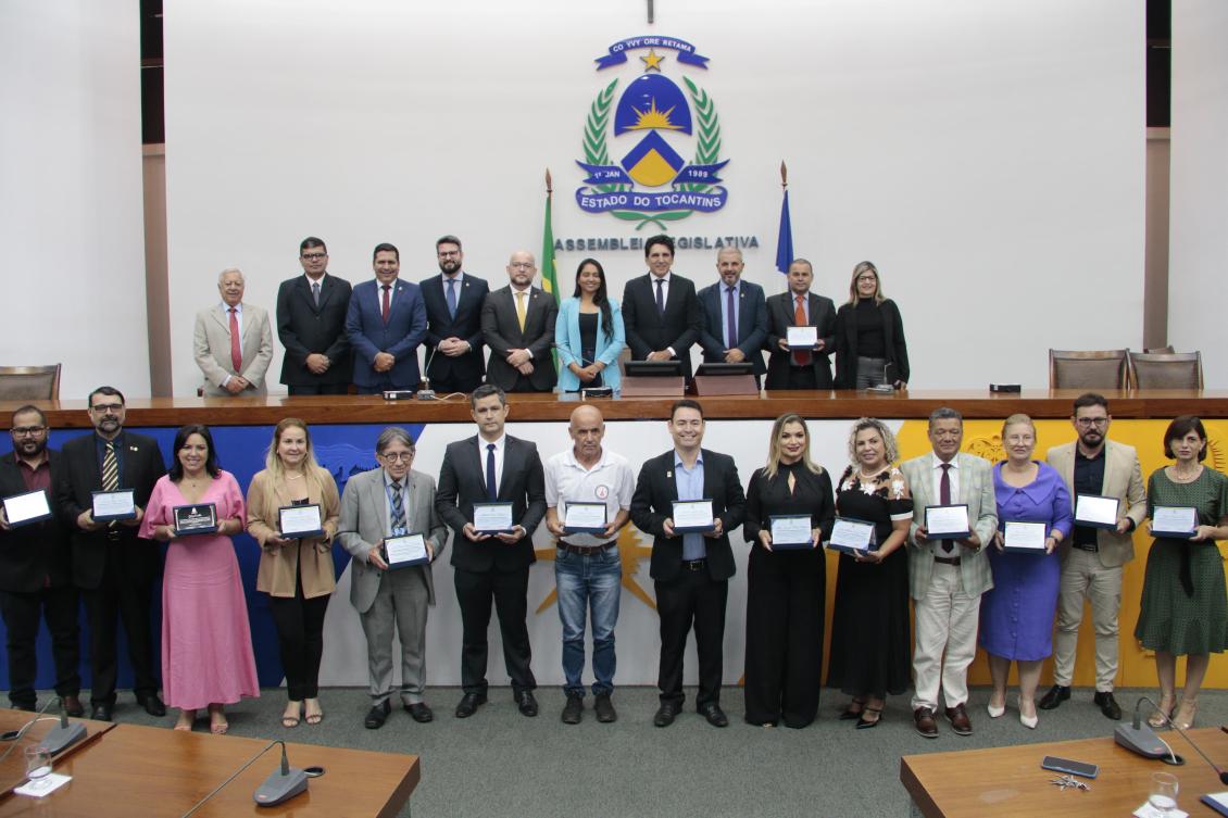 Parlamento homenageia servidores públicos.