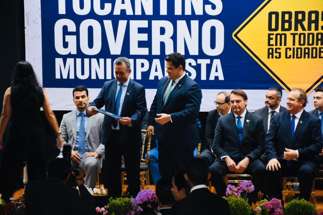 Antonio Andrade entrega título de cidadão tocantinense a Alcolumbre Antonio Andrade entrega título de cidadão tocantinense a Alcolumbre