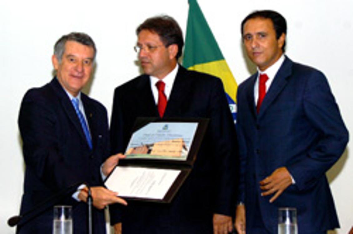 Governador entrega título Governador entrega título