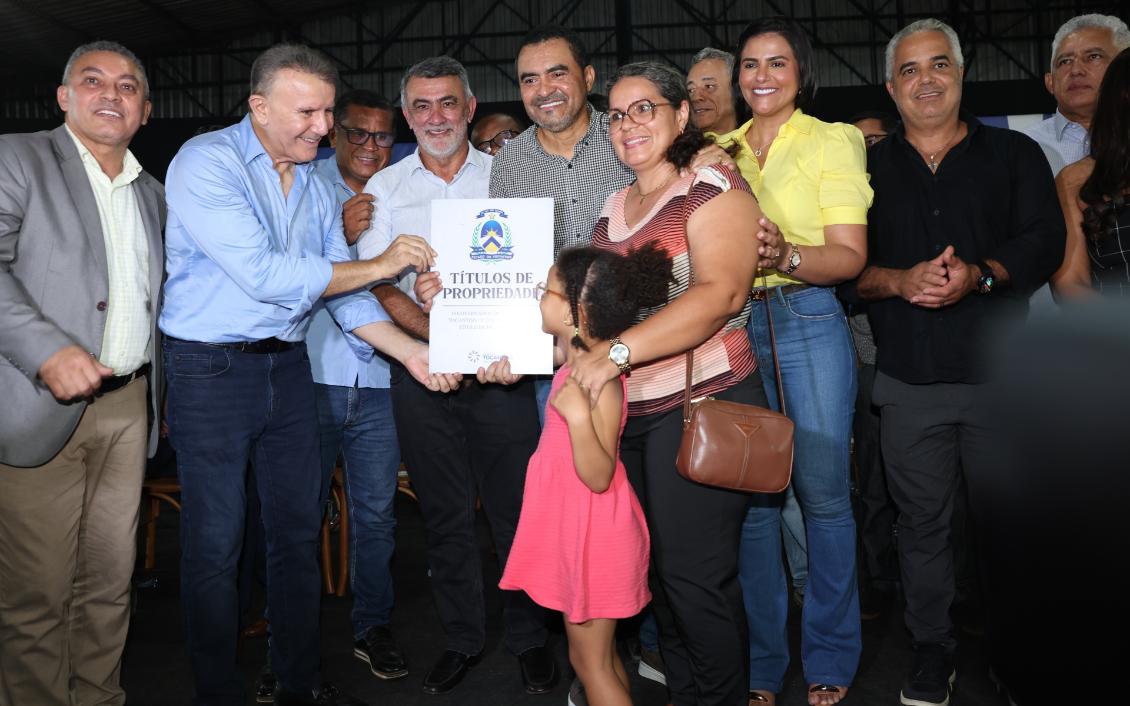 Títulos beneficiam famílias dos bairros Jardim Aureny II, III e IV, e quadras Arses 112, 122 Títulos beneficiam famílias dos bairros Jardim Aureny II, III e IV, e quadras Arses 112, 122