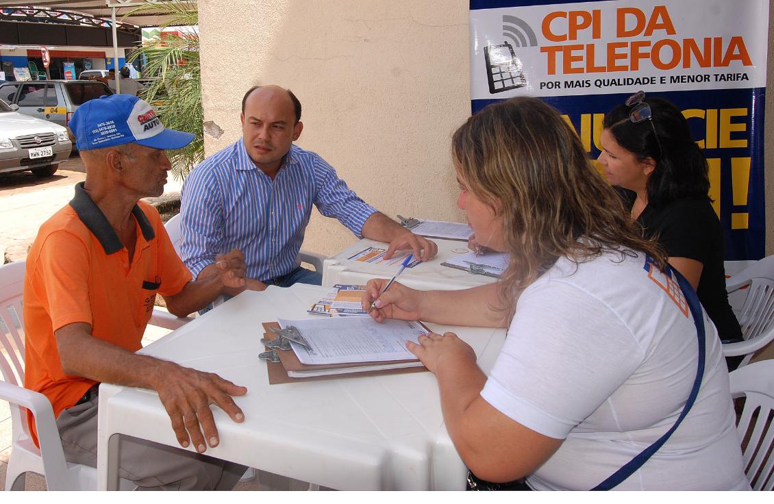 Sandoval participa de coleta de reclamações