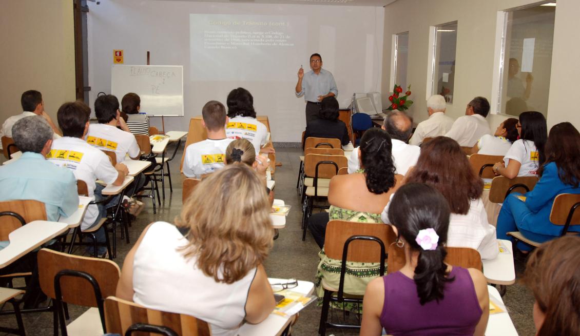 Servidores assistem à palestra sobre trânsito Servidores assistem à palestra sobre trânsito