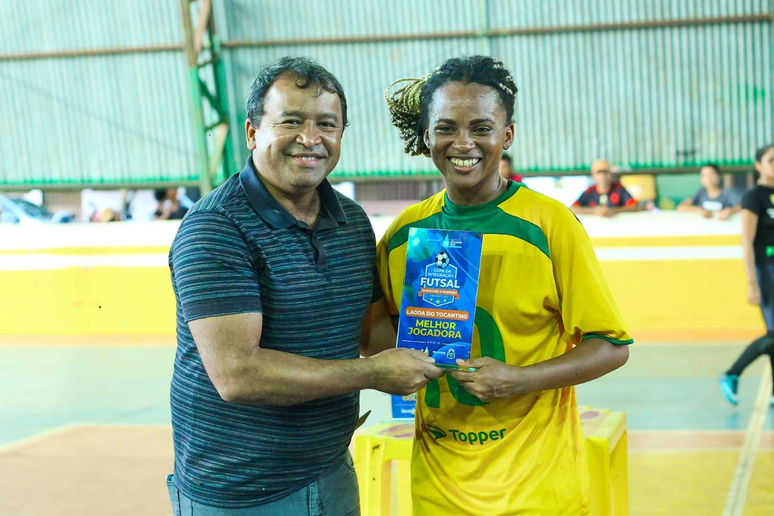 Elenil com atleta eleita melhor jogadora Elenil com atleta eleita melhor jogadora