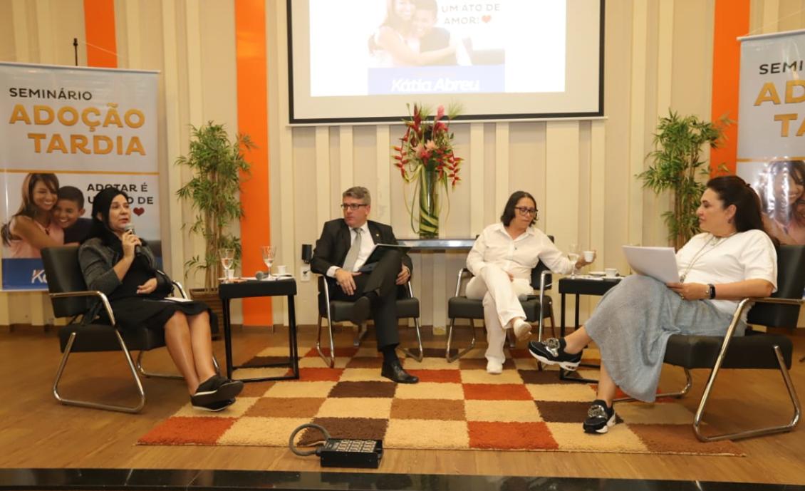 Autora de lei, Amália Santana defende benefícios da adoção tardia durante seminário Autora de lei, Amália Santana defende benefícios da adoção tardia durante seminário