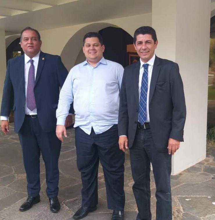 Deputado Valdemar Júnior, com os Senadores Eduardo e David Alcolumbre durante encontro em Brasília.