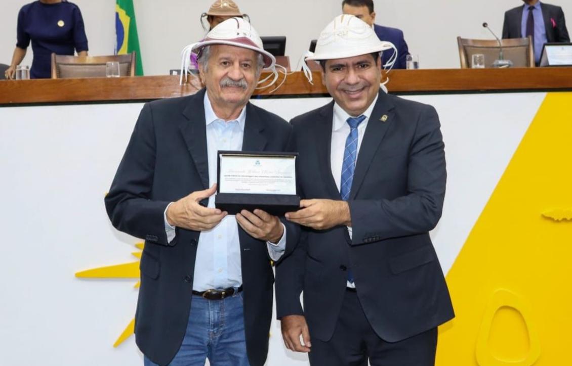 Como nordestino, Marcus Marcelo recebeu homenagem e entregou comenda ao conterrâneo Raimundo Palito 