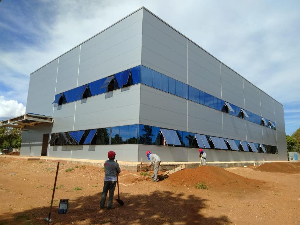 Hospital está sendo construído com a ajuda de voluntários Hospital está sendo construído com a ajuda de voluntários