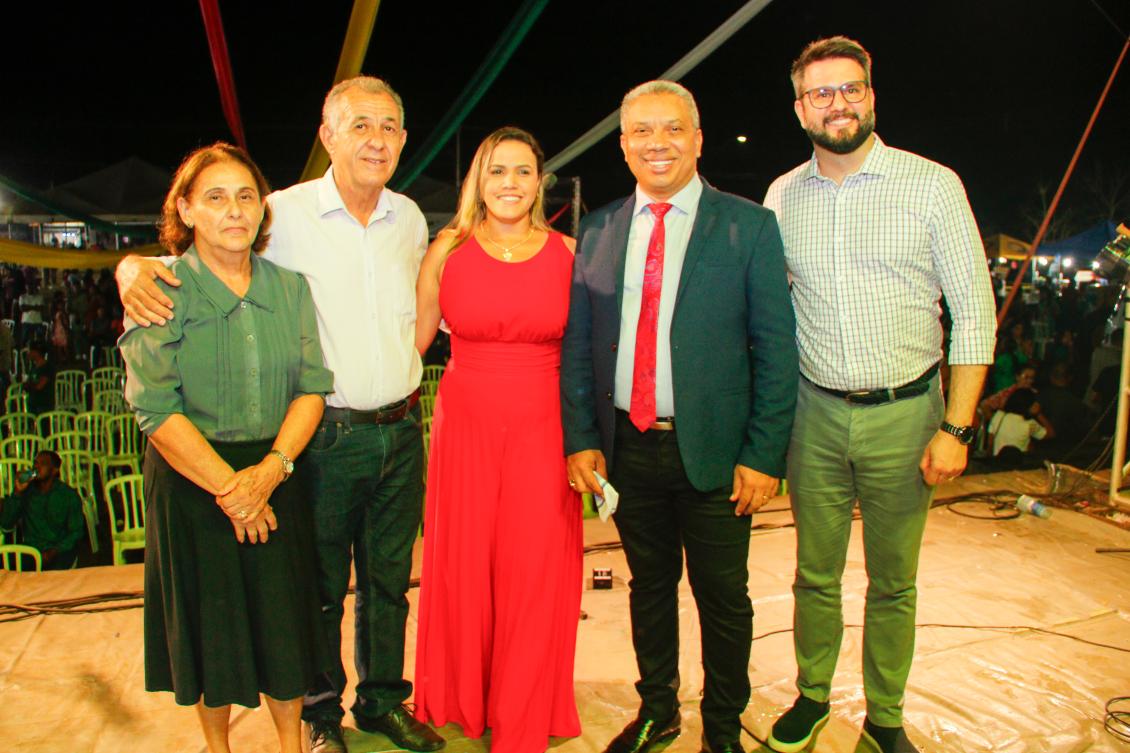 Deputado com o prefeito Olímpio e o pastor Silvan Santos durante a comemoração do aniversário