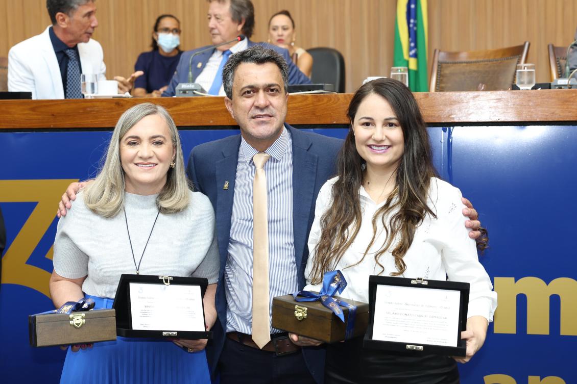Luciano com a homenageada Vanda Paiva e Cíntia Castro, esposa do Dr. Solano Donato. Luciano com a homenageada Vanda Paiva e Cíntia Castro, esposa do Dr. Solano Donato.