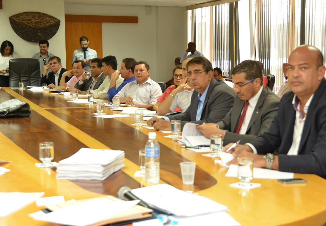 Deputados Ricardo Ayres preside reunião com representantes classistas