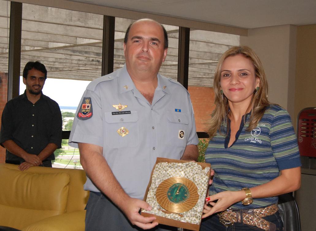 Primeira-dama presenteia com capim-dourado Primeira-dama presenteia com capim-dourado