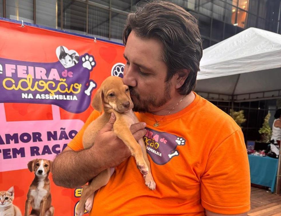 Idealizador da feira, Fortes também adotou um pet