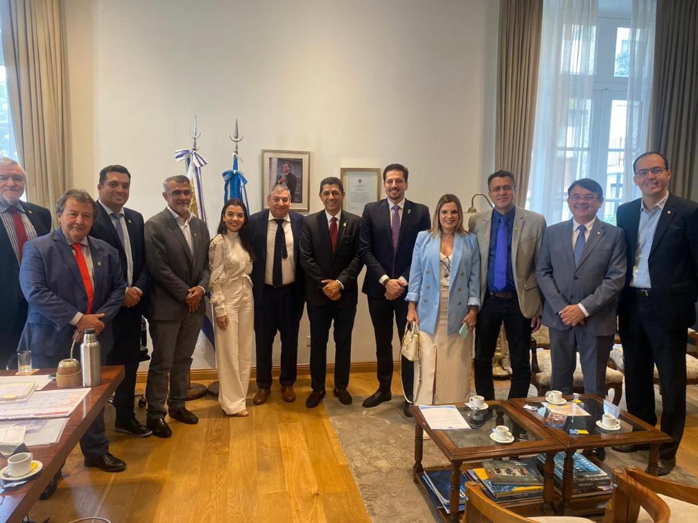 Primeira reunião dos parlamentares com a embaixada do Uruguai na Argentina (Buenos Aires).