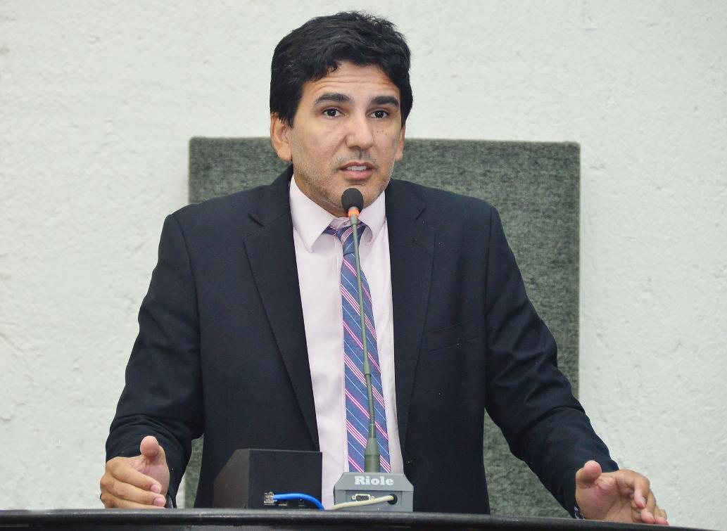 Deputado Junior Geo fala sobre a ausência de certames públicos