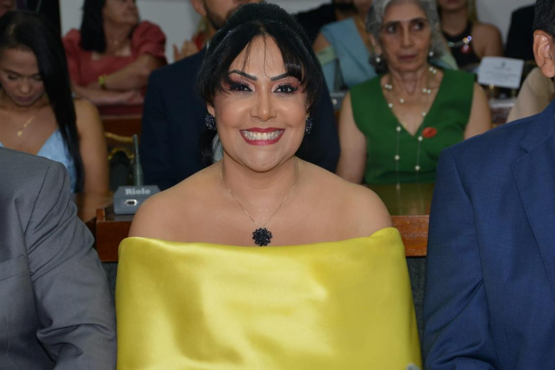 Janad Valcari durante sessão solene Janad Valcari durante sessão solene
