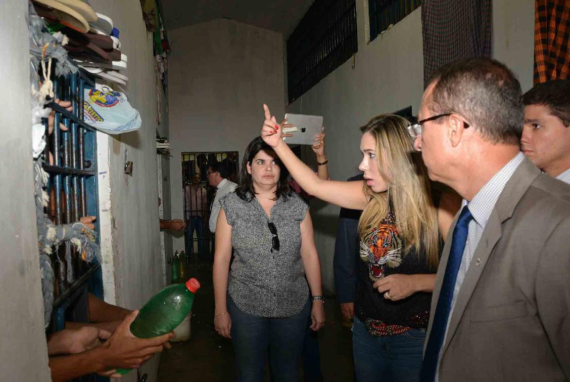 Na CPP de Gurupi, Luana ouve queixas dos presos sobre comida precária, superlotação e falta de água.