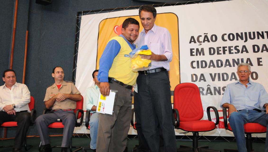 Camiseta da campanha são doadas a mototaxistas