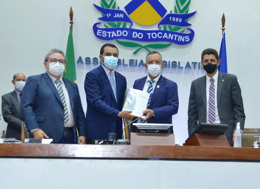 Entrega aconteceu durante a abertura dos trabalhos na Casa Entrega aconteceu durante a abertura dos trabalhos na Casa