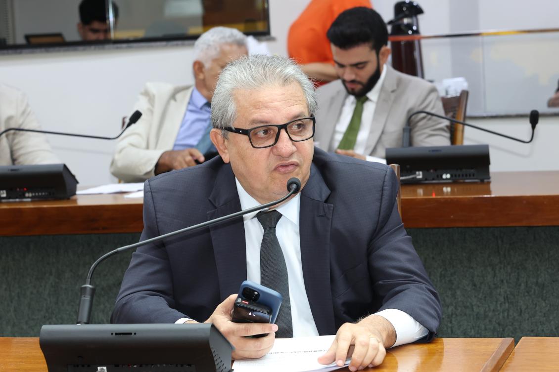 Durante sessão na Aleto, Jair Farias apresenta projeto em homenagem a Moisés Nogueira Avelino.