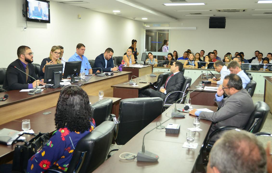 Discussões aconteceram na sala das comissões Discussões aconteceram na sala das comissões