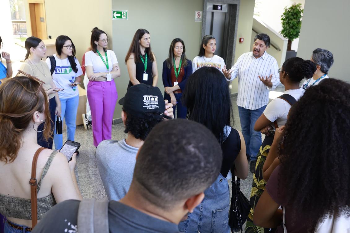 Os alunso foram recebidos pelo diretor Administrativo, Braga Junior