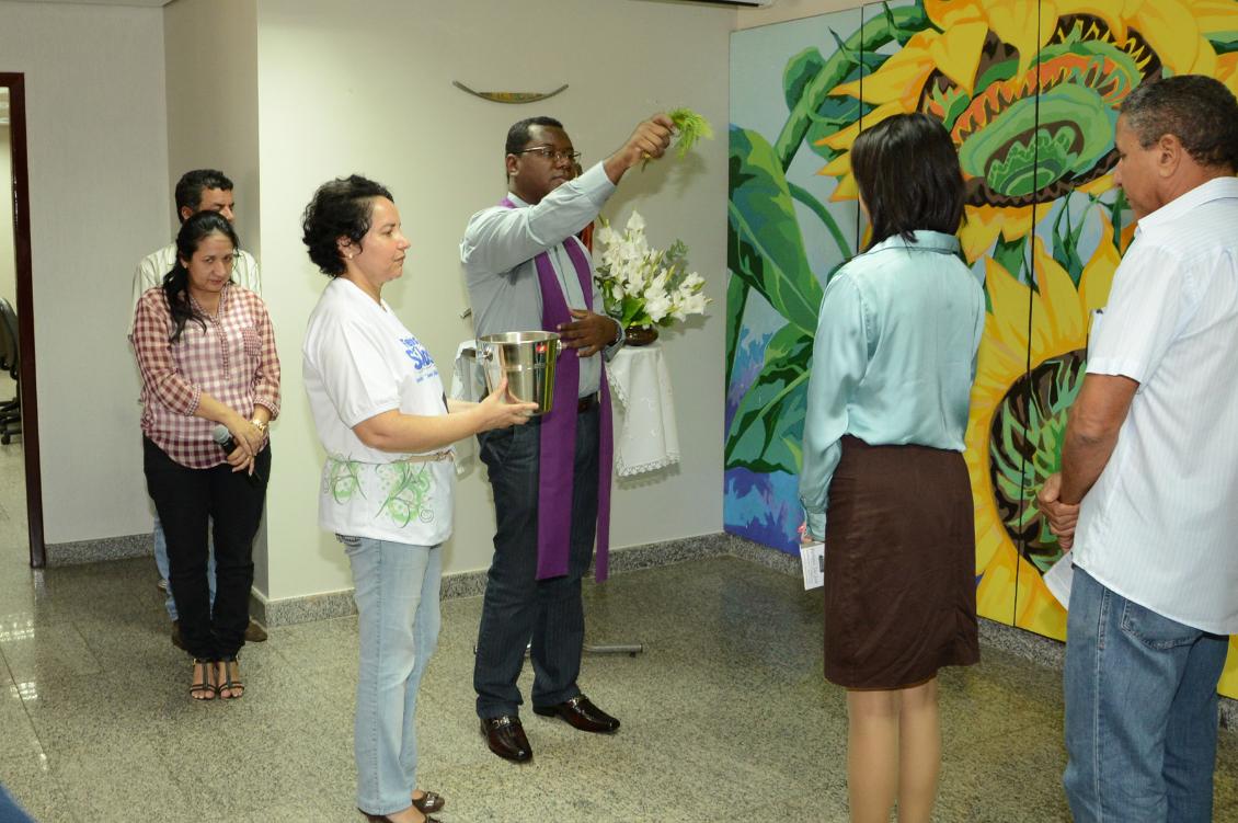 Sandoval recebe imagem peregrina de São José na Assembleia