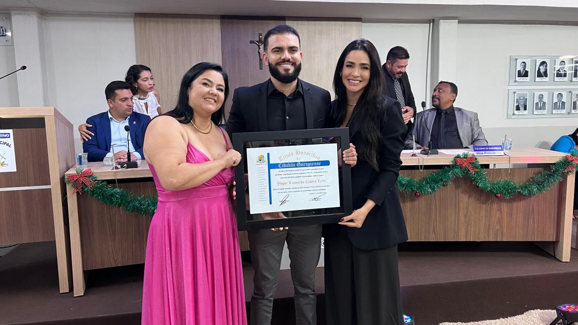 Acompanhado pela esposa Allyne Castro, Léo Barbosa recebe o título proposto pela vereadora Débora 