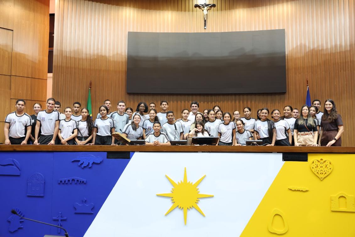  Geo recebe alunos de Pedro Afonso em visita guiada sobre o funcionamento do Poder Legislativo.