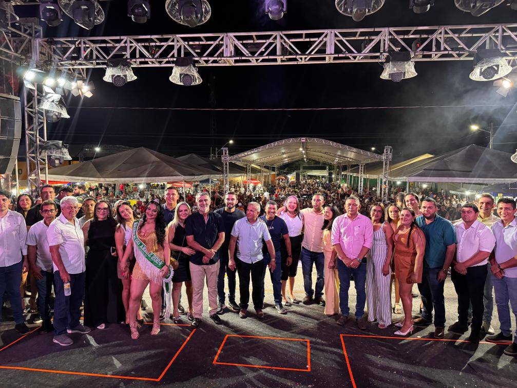 Deputado prestigiou a festividade cultural ao lado do prefeito Nego do Foguim e vereadores.