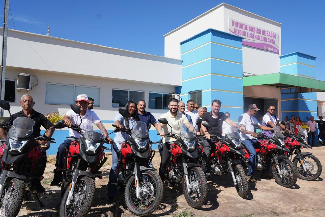 Léo Barbosa em entrega de motocicletas para Agentes de Saúde de Campos Lindos