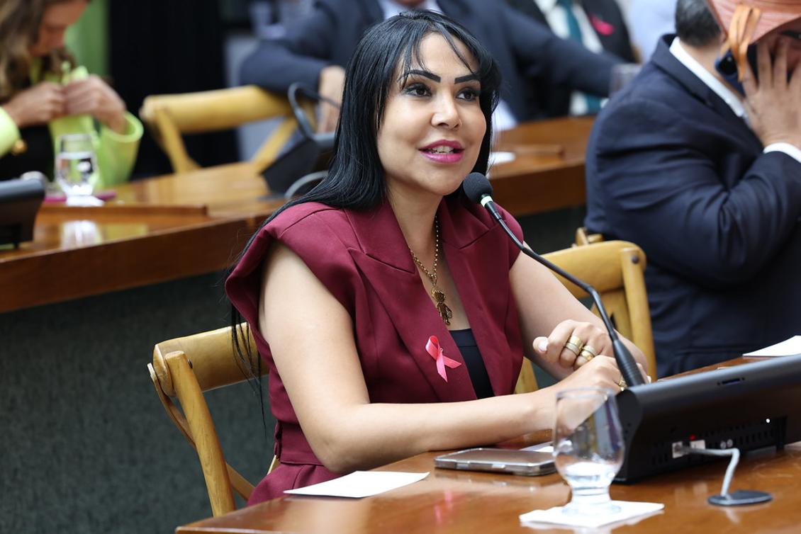 Rodovia encontra-se em estado avançado de deterioração, com inúmeros buracos, fissuras e falhas