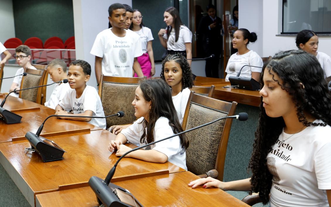 Ação da Escola do Legislativo visa aproximar os estudantes do funcionamento do Parlamento Estadual Ação da Escola do Legislativo visa aproximar os estudantes do funcionamento do Parlamento Estadual