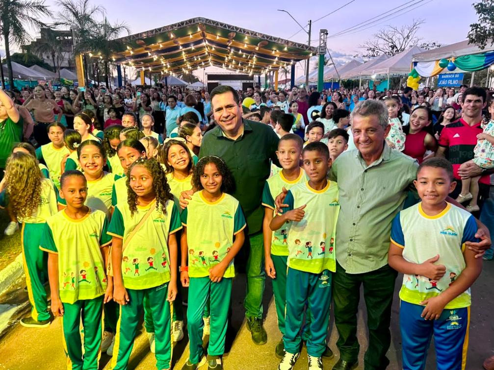 O deputado também acompanhou os alunos vestidos com novos uniformes, fruto de sua atuação 