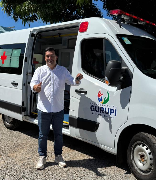 Entrega de ambulância com recurso do parlamentar ao município de Gurupi