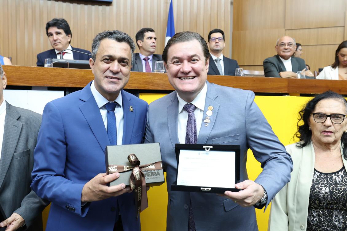 Cardiologista é homenageado pelo deputado Luciano Oliveira em sessão solene que comemorou os 36 anos Cardiologista é homenageado pelo deputado Luciano Oliveira em sessão solene que comemorou os 36 anos