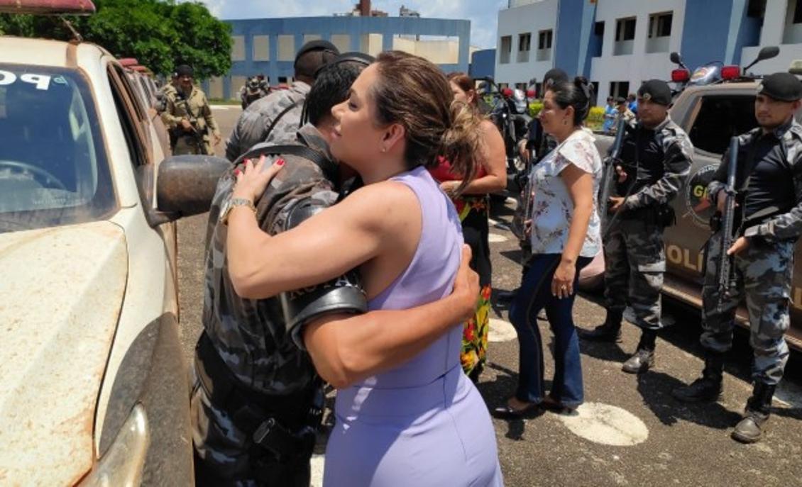 Luana Ribeiro cumprimenta familiares e militares que participaram da ação na região de Pequizeiro Luana Ribeiro cumprimenta familiares e militares que participaram da ação na região de Pequizeiro