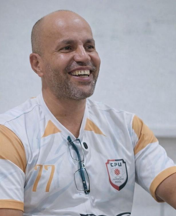 Concursado desde 2023, o professor leciona para cerca de 200 alunos do Ensino Médio