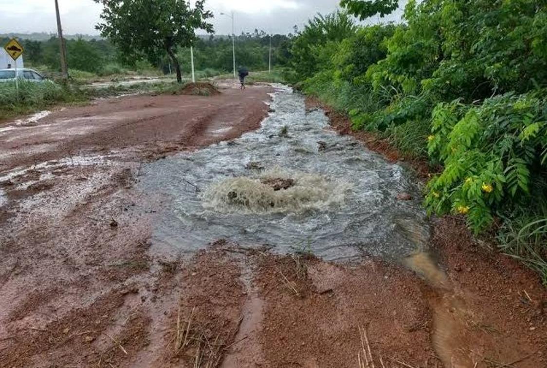 Esgoto escorre pelas ruas do setor Bertaville.