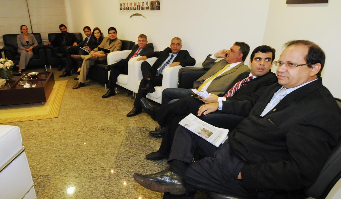 Deputados reunidos com representantes na sala vip Deputados reunidos com representantes na sala vip