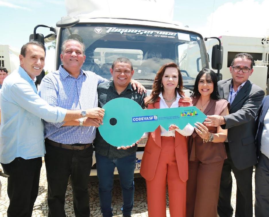  Janad Valcari acompanha entrega de caminhão compactador para Lagoa da Confusão